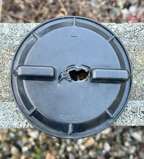 防水カバーに穴が空いている状態