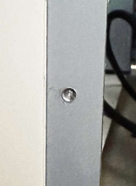 ネジが折れて穴が塞がってしまった様子