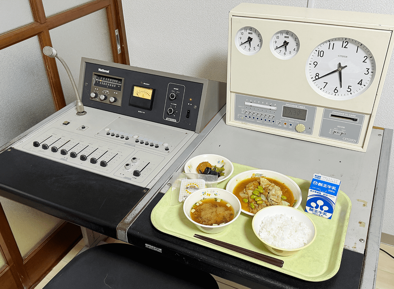 給食を調整卓の上で食べる様子